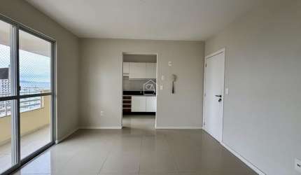 Apartamento com 02 quartos sendo 01 suíte 02 BWC localizado em Barreiros, São José - SC.