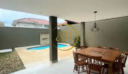 Linda casa em Condomínio fechado com total segurança e completo