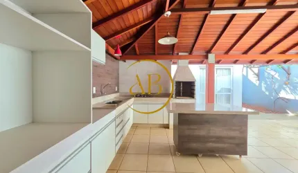 Linda casa em Condomínio fechado