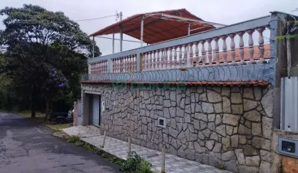 Casa a venda no Bairro Bom Pastor de três quartos sendo um suite por R$489.900,00