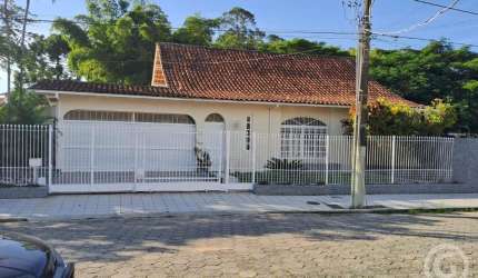 Residência espaçosa no bairro Santa Mônica, ideal para famílias
