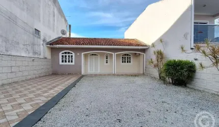 Encontre seu lar ideal em Forquilhas: residência confortável com ampla área externa