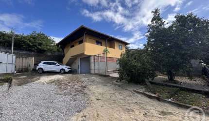 Encontre seu novo lar no bairro Tapera, Florianópolis: casa com suíte e garagem