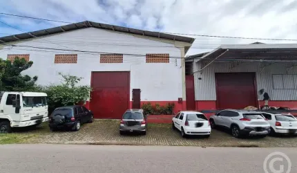 Galpão de 746 m² com amplas facilidades logísticas em São José