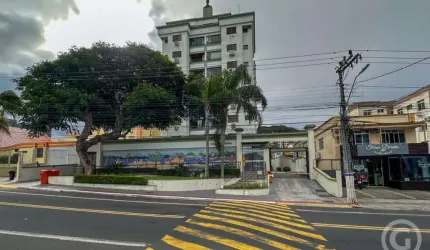 Apartamento espaçoso, com área de lazer completa, em Coqueiros