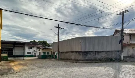 Galpão ideal para operações logísticas em São José, com amplo espaço de estacionamento
