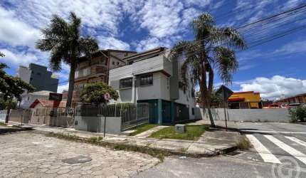 Espaço comercial amplo e estratégico em Florianópolis: ideal para o seu negócio prosperar