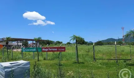 Explore as possibilidades do amplo terreno no Campeche para o seu próximo investimento