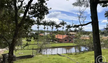 Casa comercial com amplo terreno e diversas comodidades em Ribeirão da Ilha