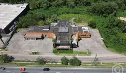 Loja ampla e estratégica, em Florianópolis, com ampla área de estacionamento