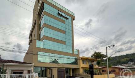 Loja nova e espaçosa no Centro de Santo Amaro da Imperatriz