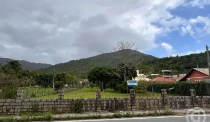 Casa comercial ampla e versátil no Ribeirão da Ilha