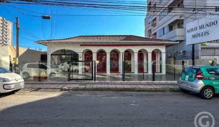 Casa de esquina com amplo terreno na região continental: localização estratégica para o seu negócio.