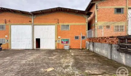 Galpão espaçoso ideal para o seu negócio em São José
