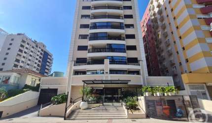 Apartamento amplo e semimobiliado no Centro de Florianópolis