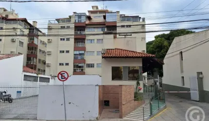 Apartamento semimobiliado em localização estratégica em Coqueiros