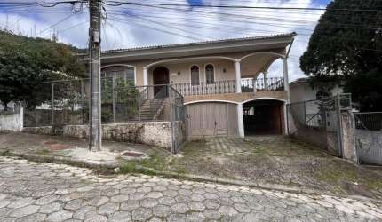 Ampla casa semimobiliada em Trindade: espaço e conforto para toda a família