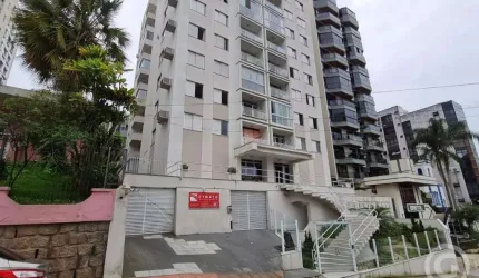 Apartamento semimobiliado, com vista para o mar, no Centro de Florianópolis