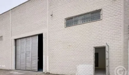 Galpão estratégico para logística em São José, com 722 m² e várias salas