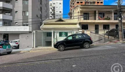 Casa comercial ampla e estratégica em Barreiros, São José