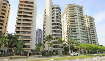 Desfrute da vista para o mar em um apartamento alto padrão na Beira-Mar Norte
