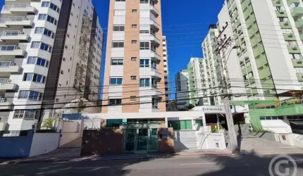 Apartamento espaçoso com vista parcial para o mar em Agronômica