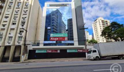 Espaço, conforto e estrutura: Prédio comercial no centro de Florianópolis para aluguel
