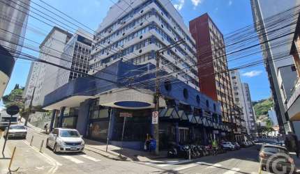 Sala comercial semimobiliada no Centro de Florianópolis, com vaga de garagem coberta