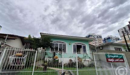 Casa semimobiliada com espaço gourmet e jardim no Jardim Cidade de Florianópolis