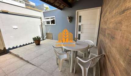 Casa Independente linear com três quartos sendo duas suites a 50 metros da Praia