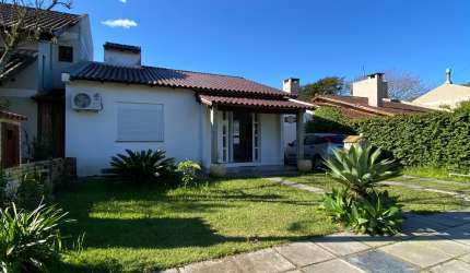 Casa térrea com 2 dormitórios no Cantegril