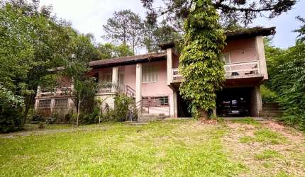Casarão em frente ao lago Tarumã