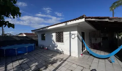 Residência contendo 03 dormitórios a 350 metros do mar no Balneário Riviera ll