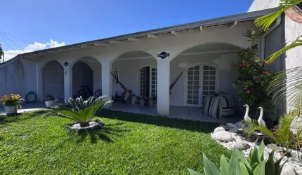 Linda Residência, Bairro Sertãozinho - Matinhos/PR: 3 dormitórios, 1 suíte, 2 banheiros por R$580.000.