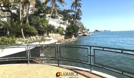 Casa 3 dormitorios frente para o mar na Enseada