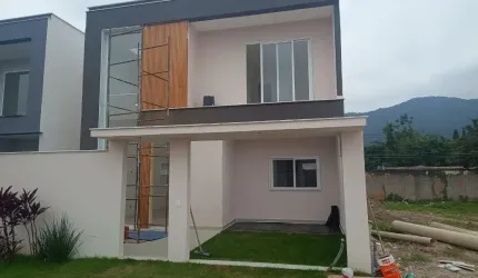 Linda Casa a venda Vargem Pequena LEGALIZADA sala 3 ambientes com o pé direito duplo, com 4 Suítes, 1 no Térreo, Piscina e Churrasqueira !