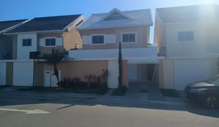 LINDA CASA  A VENDA EM VARGEM PEQUENA COM 5 QUARTOS 4 SUÍTES, 1 QUARTO NO TERREO EM COND. CLUBE !