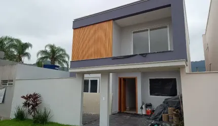 Linda Casa Legalizada Contemporânea a venda Vargem Pequena com 4 Suítes, closet, sendo1 no Térreo, Piscina e Churrasqueira e um belo jardim !
