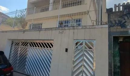 Linda casa a venda terreno de 600m² área construída 548m²  no centro da Freguesia com 5 quartos 3 suítes  piscina e churrasqueira !
