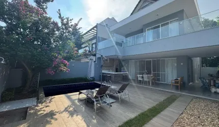 Linda casa à venda no Condomínio Art Life com 3 suítes , sala 3 ambientes, piscina, churrasqueira em um belíssimo Cond. clube !