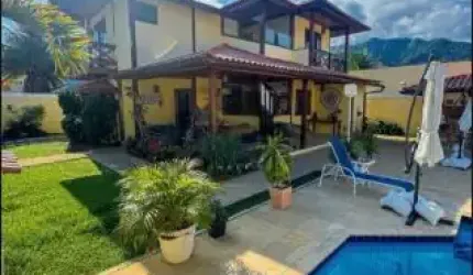 Linda Casa a venda em Vargem Pequena em Cond. fechado com 4 Suítes, sendo 1 no térreo, Sauna, piscina e churrasqueira!