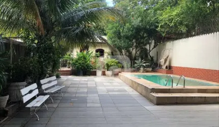 Excelente casa linear, com 3 quartos , 2 vagas, piscina  e churrasqueira