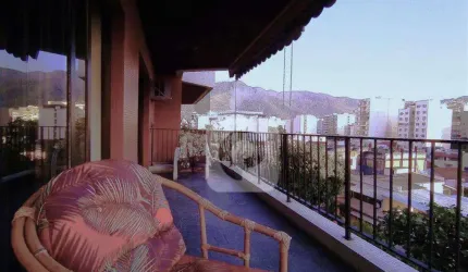 Pontes Correia. Excelente três quartos com varandão explêndido