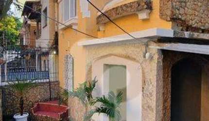 Casarão triplex de 270m² localizado próximo ao Metrô São Francisco Xavier