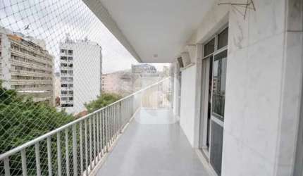 APARTAMENTO DE 3 QUARTOS COM VARANDA E 2 VAGAS DE GARAGEM .