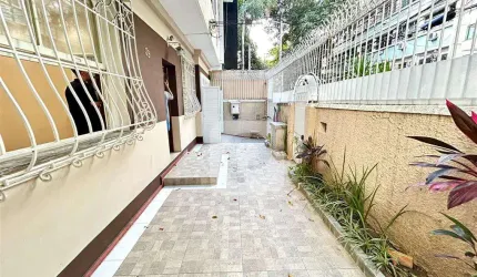 CASA DE FRENTE DE RUA PRÓXIMO AO METRÔ SÃO FRANCISCO XAVIER .