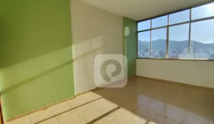 Apartamento de dois  quartos reformado, próximo ao Largo do Verdun