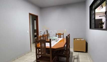 Casa no bairro Parque Glória III, com dois quarto e garagem.