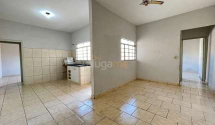 Casa residencial com 2 dormitórios (1 suíte) e quintal amplo, no Jd. Canaã.
