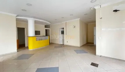 Salão comercial pronto para clínica odontológica, no centro, com 07 salas de atendimento e 04 banheiros, com recepção e copa.
